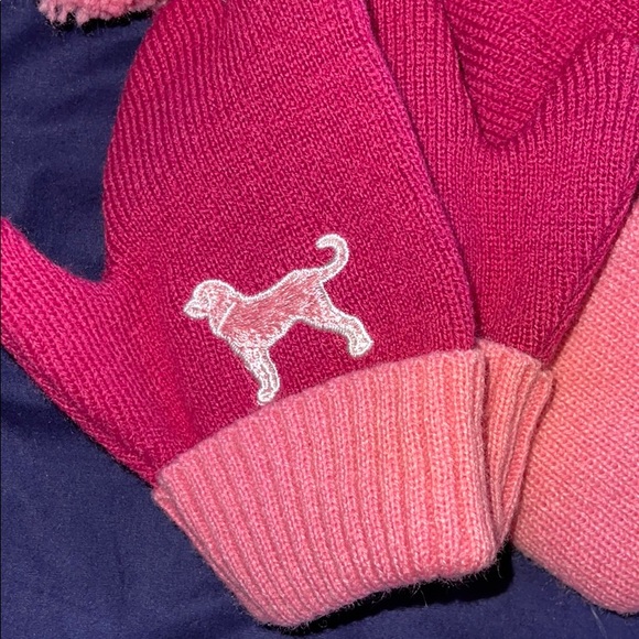 The Black Dog hat/mittens -toddler - Picture 3 of 4